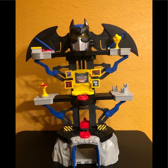 DC Batman’s Cave Playset w/ Small Action Figures - Picture 3 of 5